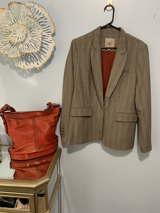 Anthropologie Jackets & Blazers - Autres filles NWOT gray tailored med blazer with a pink and burgundy pinstripe